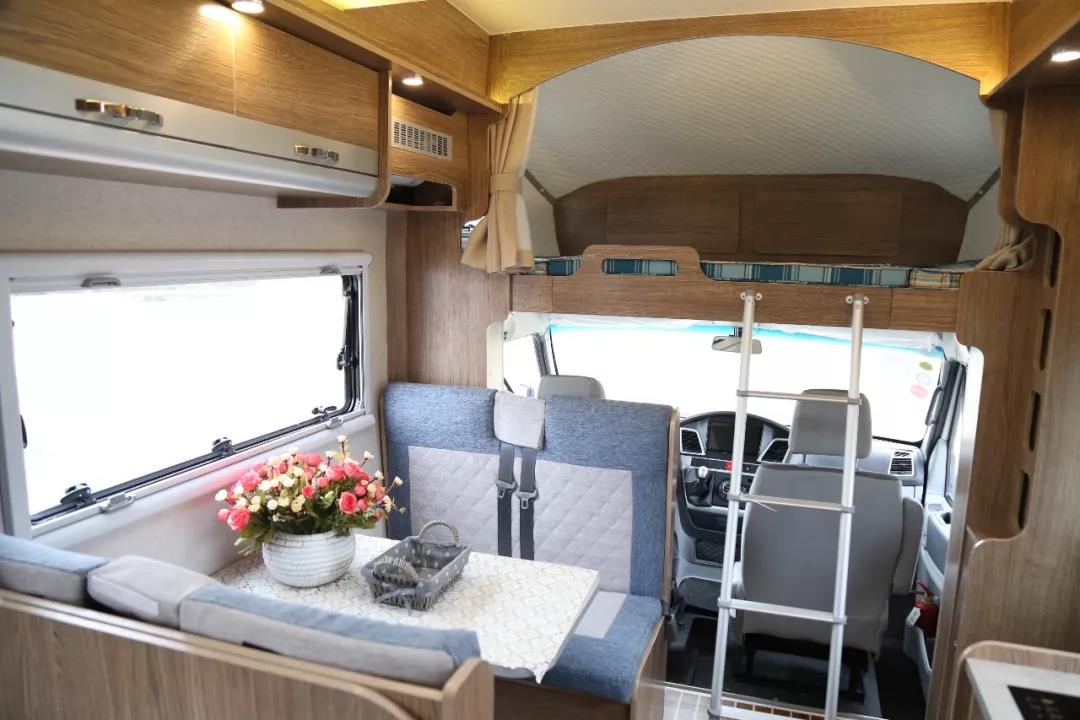 依维柯新宝迪房车,捷夫拖挂房车