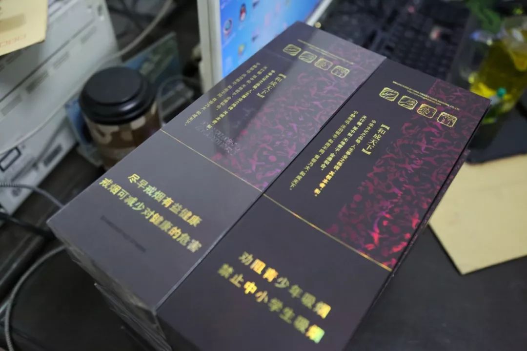 一男一女卖给汉寿某超市10条“和天下”，老板打开一看气炸了...