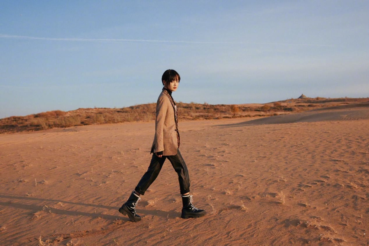 不同身材搭配蝴蝶结有不同的效果,辛芷蕾可爱,张雨绮性感十足