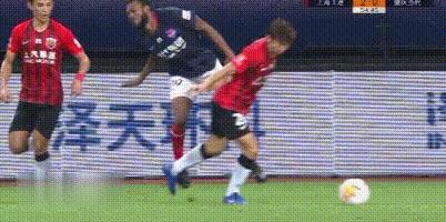 上港队员杨世元,曾繁日恶意犯规视频