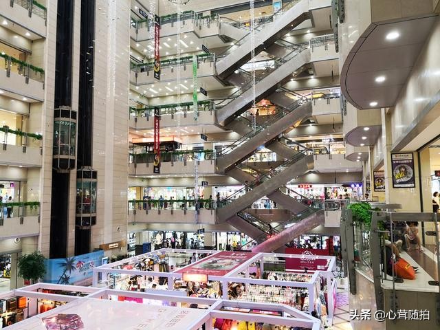 随拍转型后的百荣,店主问:你打算拿多少货?我说我只买一件