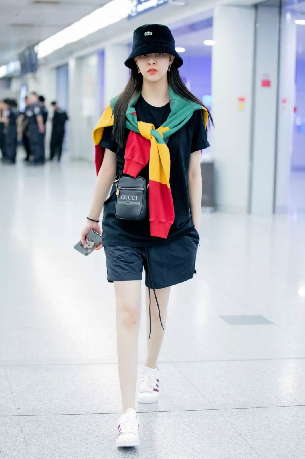 杨丞琳冻龄回到18岁,李荣浩演唱会杨丞琳露背长裙