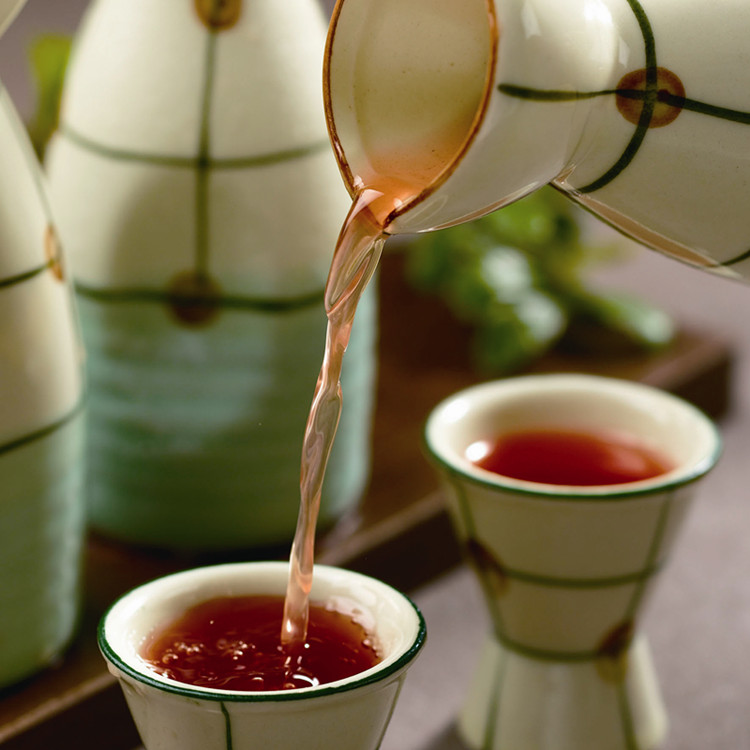 蛇最长时间能活多久,泡酒两三年的蛇打开瓶盖还会咬人