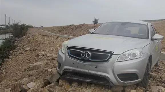 珠海男子开车冲进海里,珠海一男子开车冲到海里