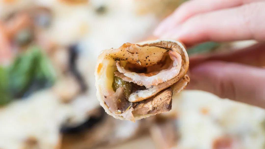 一挤就爆奶的超薄0.1pizza，被外国朋友吹上天