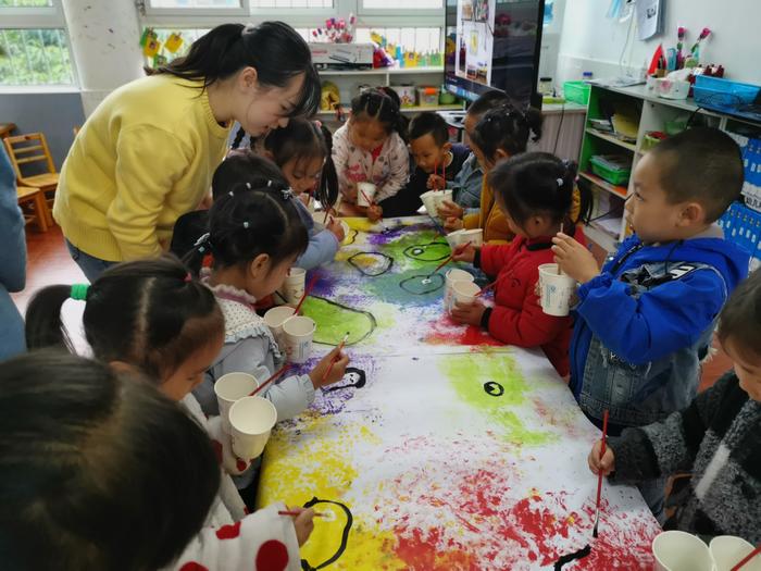 游于画，乐于心——简阳平武镇中心幼儿园美术示范课活动