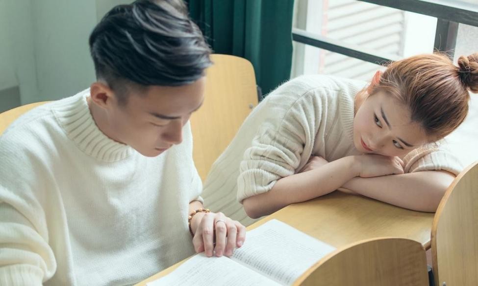 恋爱久了没话题了怎么办,恋爱久了如何保持爱情里的新鲜感