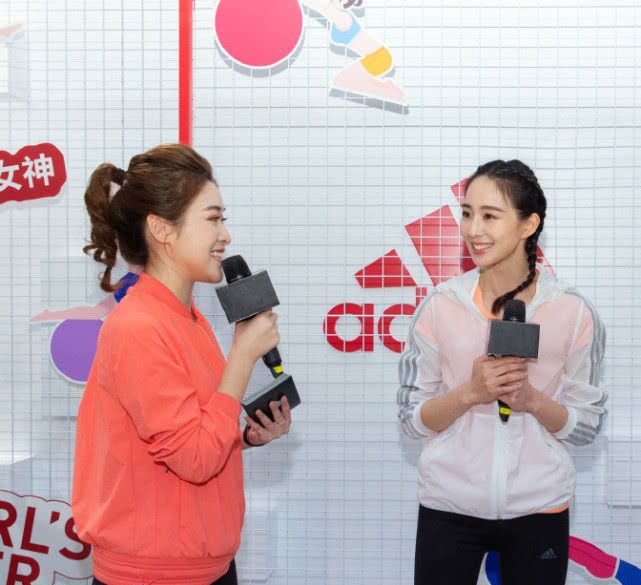 运动风挺好看，张钧甯穿短款运动衣出门，配条铅笔裤气质很好