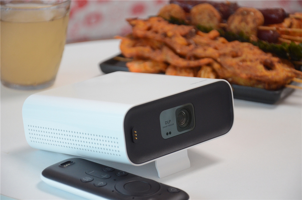 将电影院放进口袋里?天猫精灵“小白盒”便携智能投影仪评测