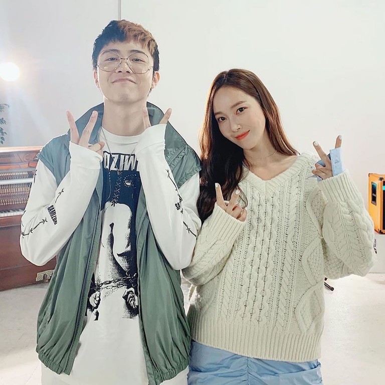 HOTStuff李栋旭太妍抢着戴韩国饰品魔药细细一条却有耀眼女神光