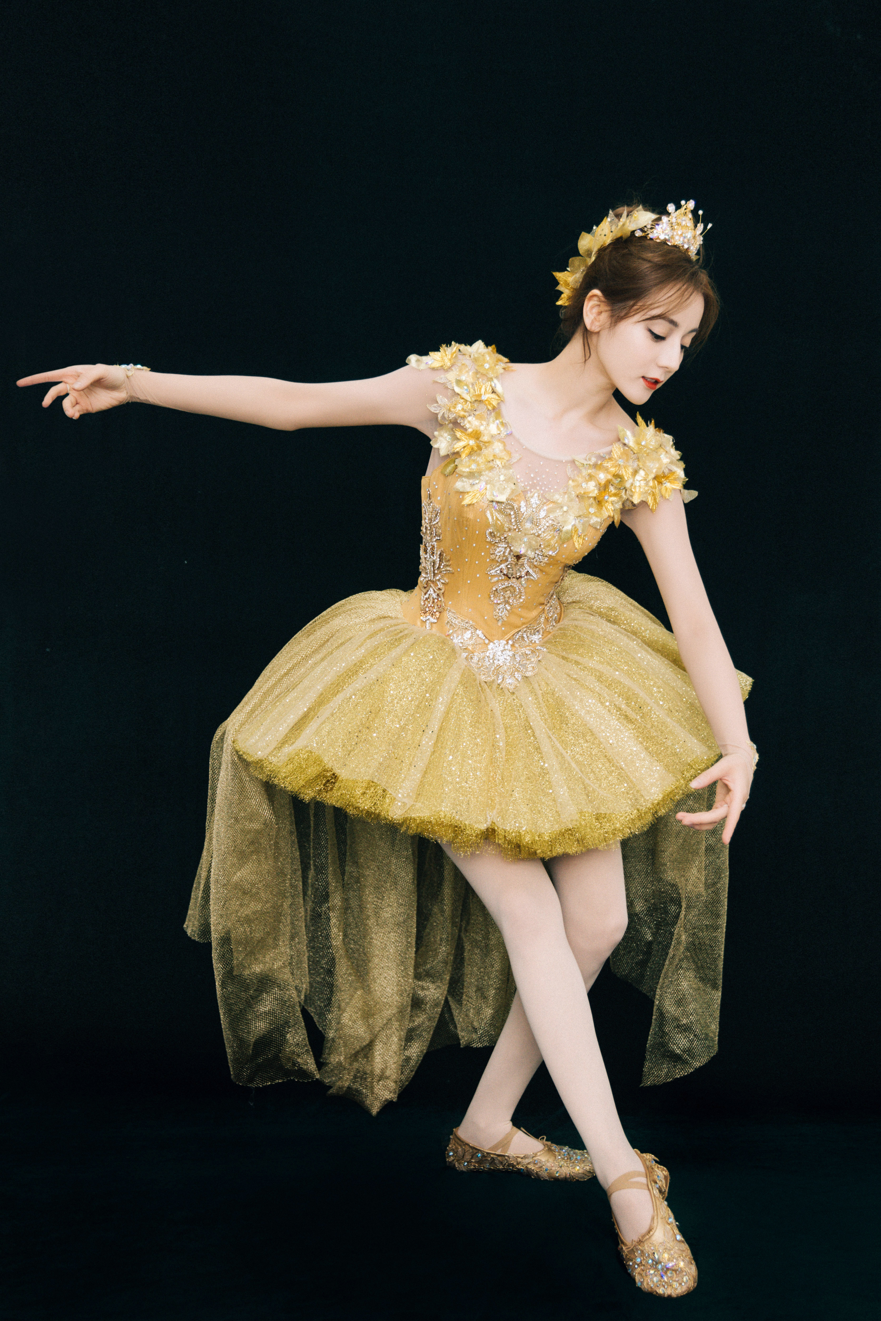 倪妮穿迪丽热巴时尚芭莎同款礼服,倪妮迪丽热巴白礼服