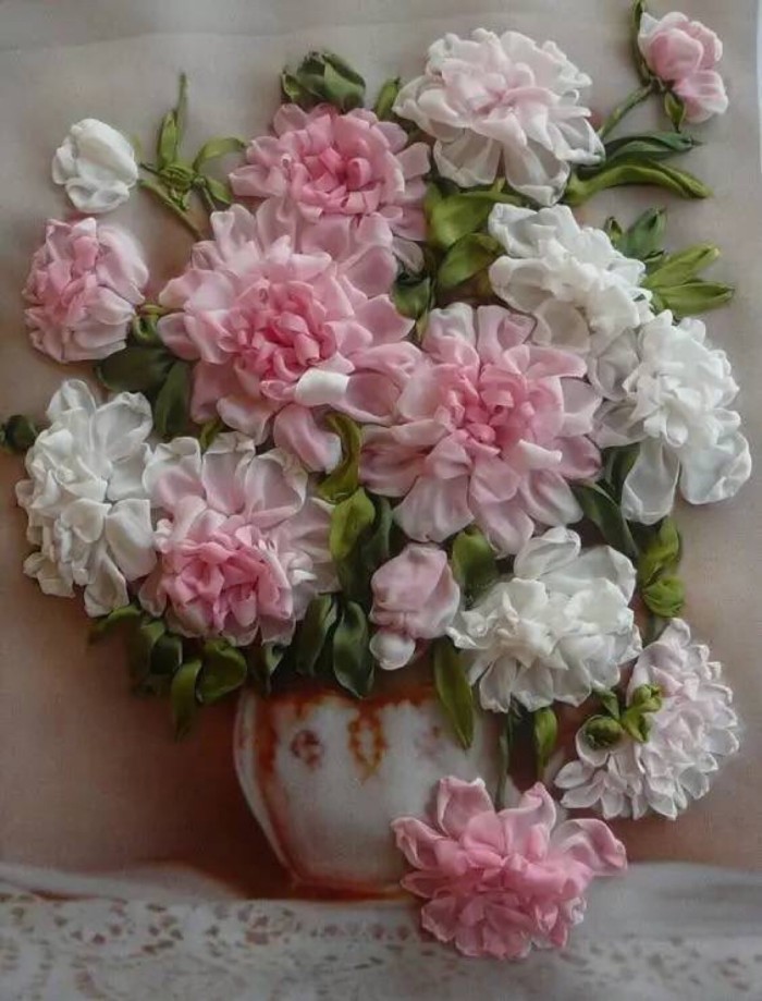 最新流行的十字手工刺绣,两条丝带绣的立体花瓣绣教程