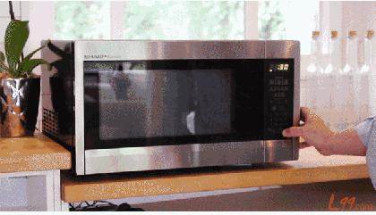 微波炉爆炸导致脸部严重受伤,微波炉加热鸡蛋爆炸一男子失明