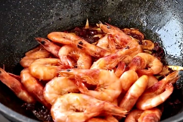 干锅虾怎么做法才好吃,干锅虾怎么做才好吃呢