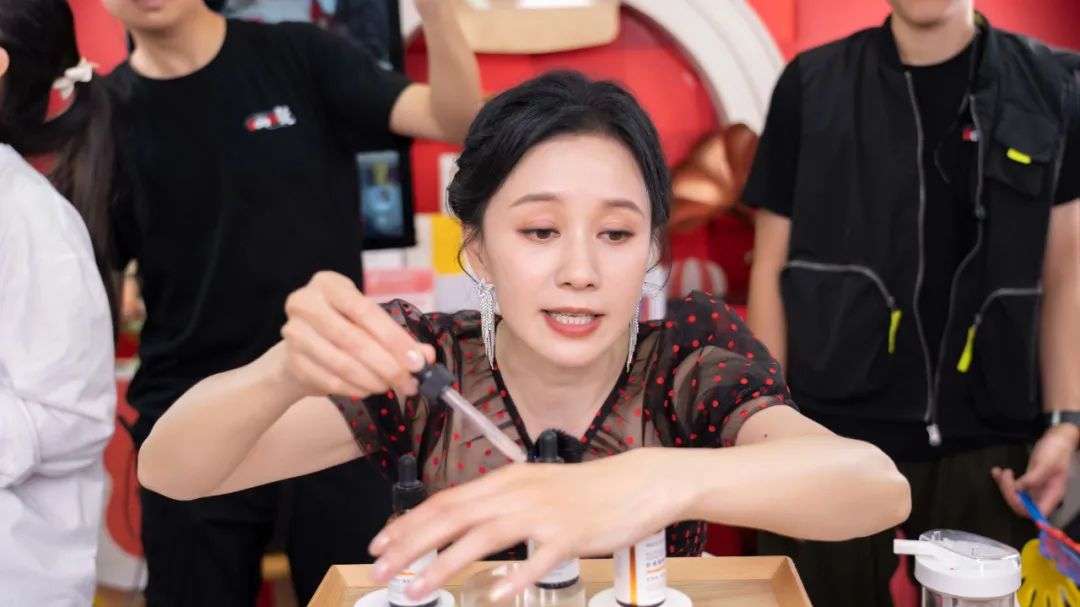 到底是谁在看明星直播带货,为何现在明星都来直播带货