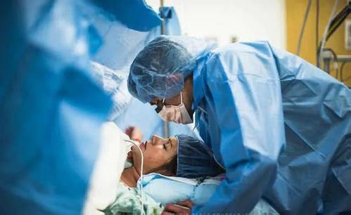 孕妇难产被助产护士按压肚子流产,待产时医生帮孕妇破羊水