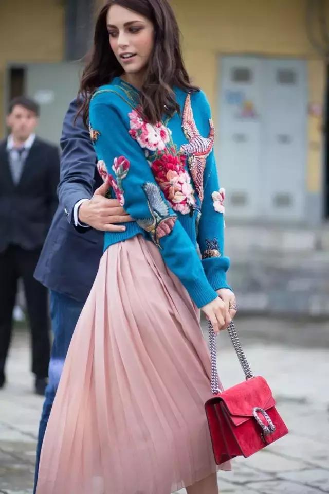 藏青色和黑色哪个更显白显气质,穿这几个颜色显白又气质