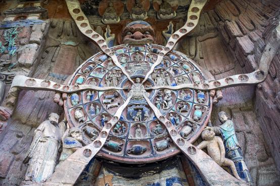 重庆工人修缮千手观音像，无意触发秘密机关，揭开800年前的历史