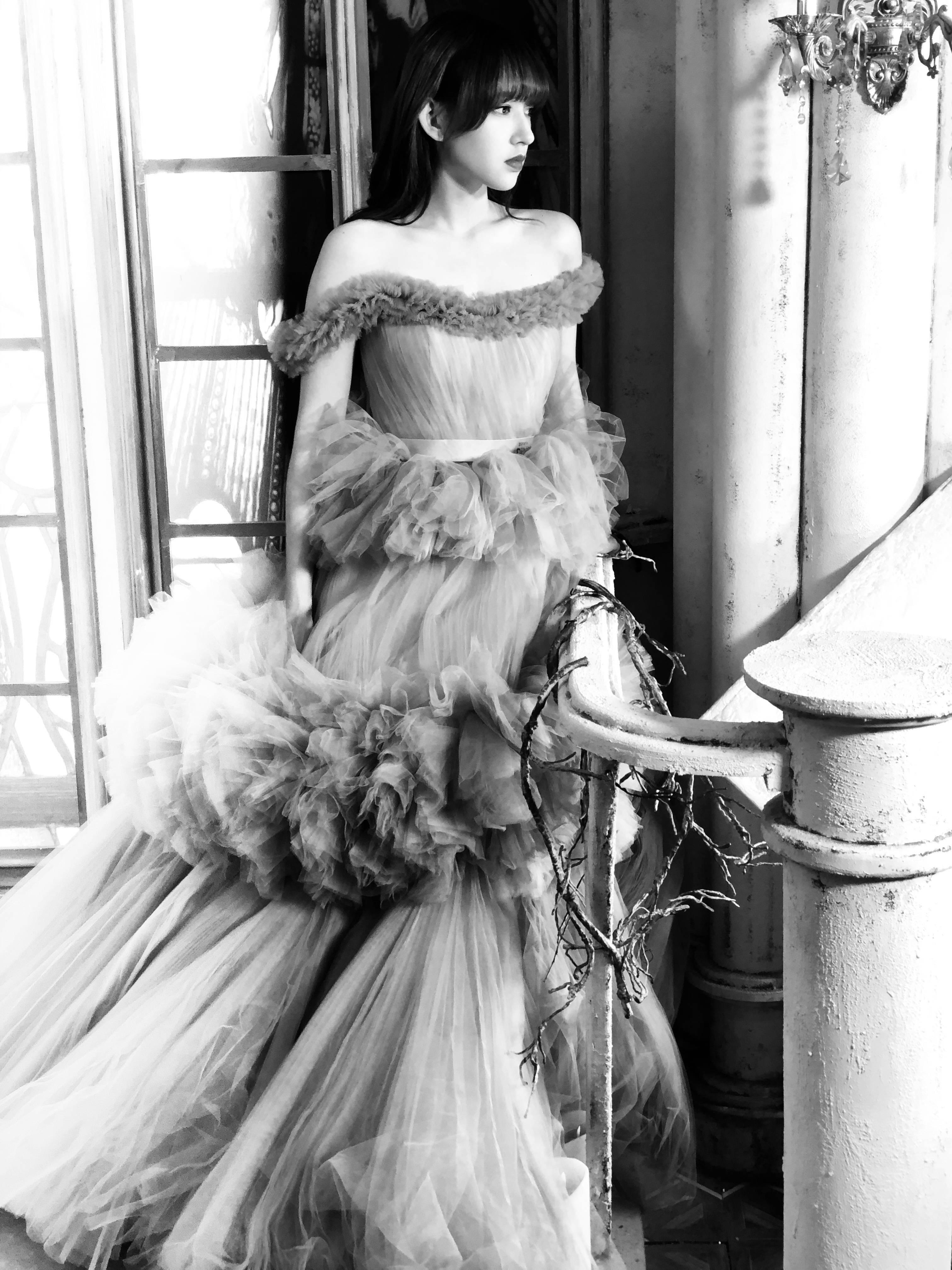 程潇抹胸长裙造型,程潇黑色深v抹胸裙走红毯