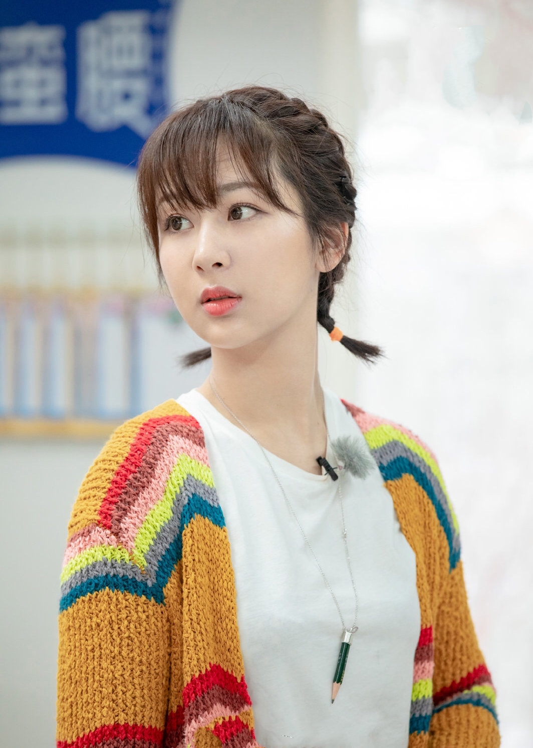 今年流行什么发型丸子头好看,教你一款洋气的丸子头发型