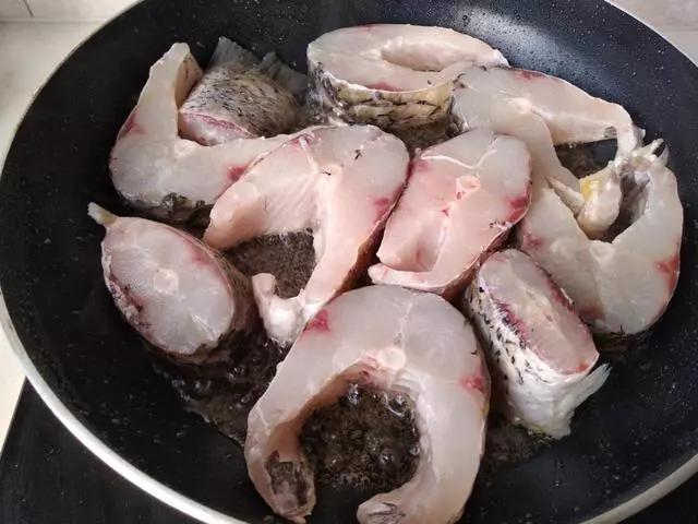 正确炖鱼方法和步骤,正宗炖鱼方法用开水还是凉水