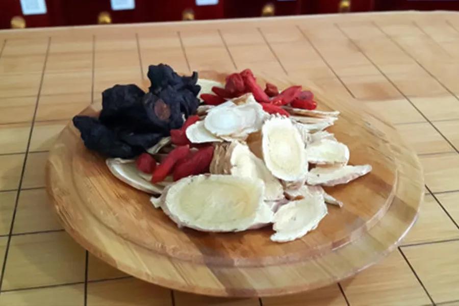 人文关怀丨集团董事长郑元豹为员工配发西洋参枸杞黄芪茶