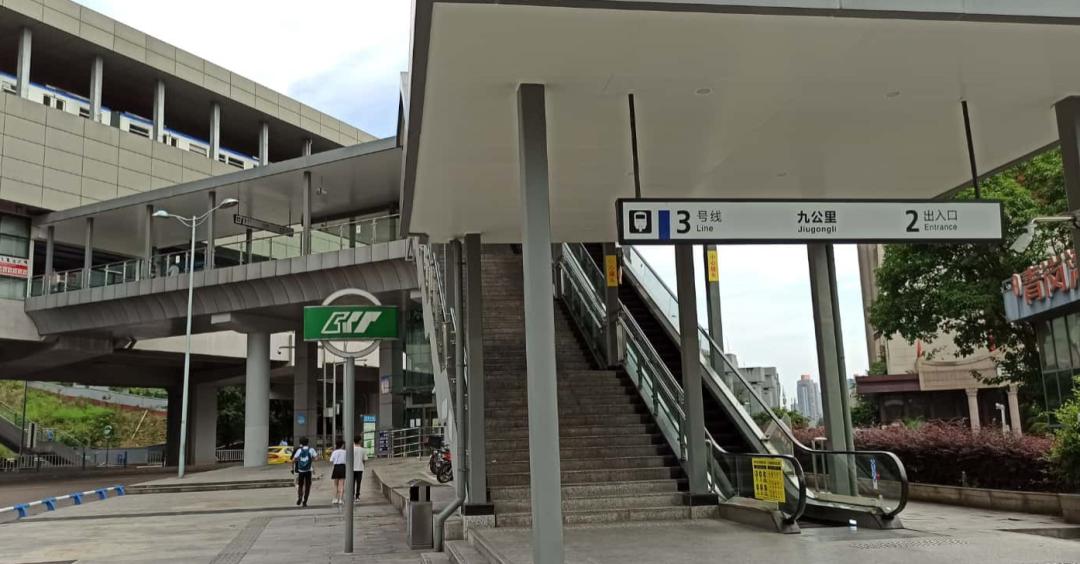 雷翻天！重庆首个带空中泳池的超级豪宅交房，现场惨不忍睹