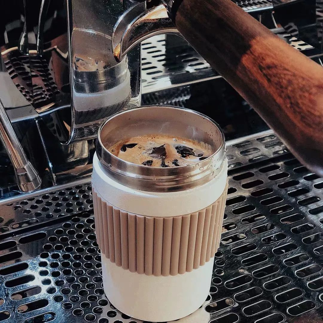 咖啡杯子星巴克保温,星巴克店员甩水壶