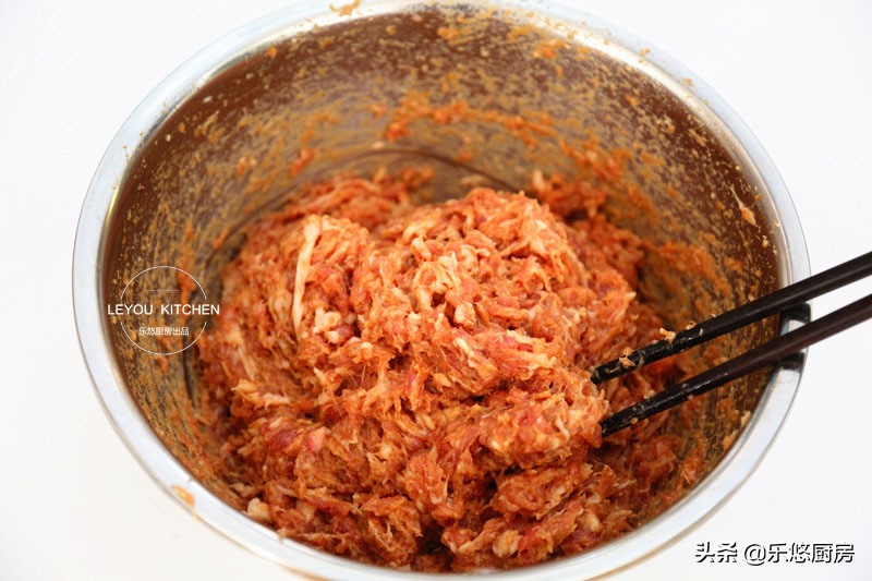 年夜饭肉丸怎么炖好吃又简单,年夜饭必备的家常菜萝卜肉丸子