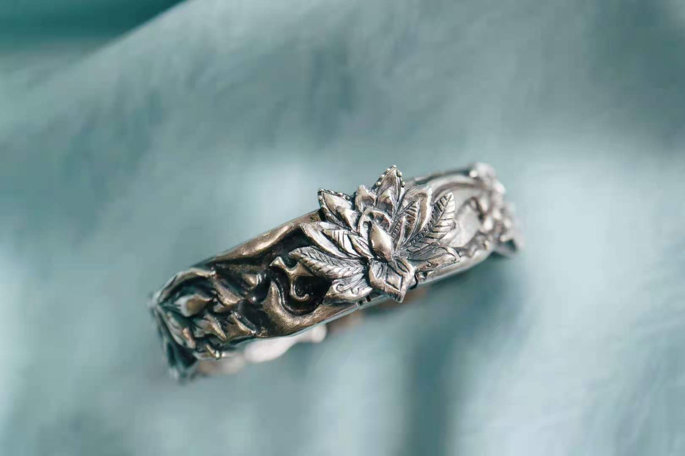 白底青手镯适合多大年纪戴,小圆条手镯适合什么年纪的人