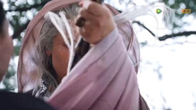 灭绝师太周海媚一身红裙气质依旧,灭绝师太周海媚视频