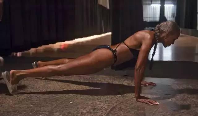 45岁健身身材犹如20岁少女,女子56岁健身如今身材惊艳