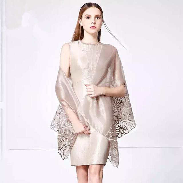 婚礼妈妈穿什么服装比较好看,婚礼上妈妈这样穿气场十足