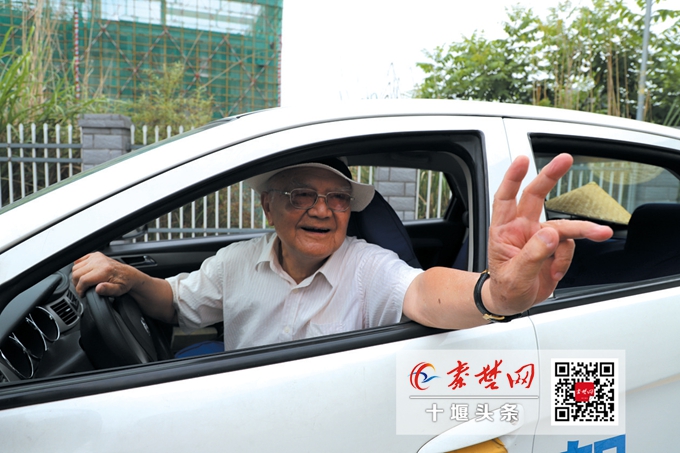 十堰85岁大爷学开车学习进度不输年轻人,已过科目一三