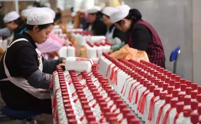 你了解茅台酒酒瓶的历史吗,第一批老茅台酒瓶图片