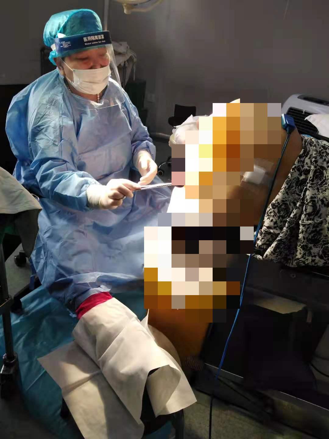 坐着轮椅的外科医生,坐轮椅的神医