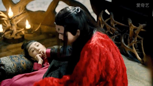 嘉行“重男轻女”，女艺人抠脚8个月，男艺人集体出逃？