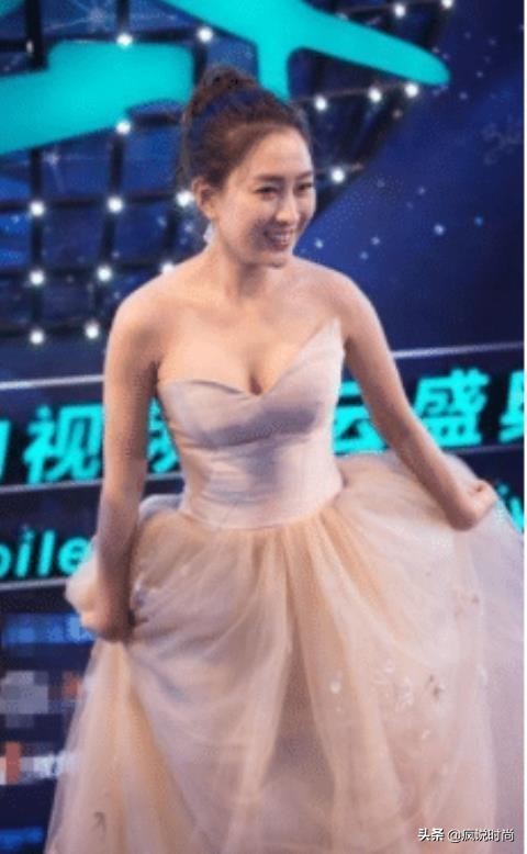 39岁马苏放得开，低胸礼服“撑”出凹凸感，饱满线条太迷人