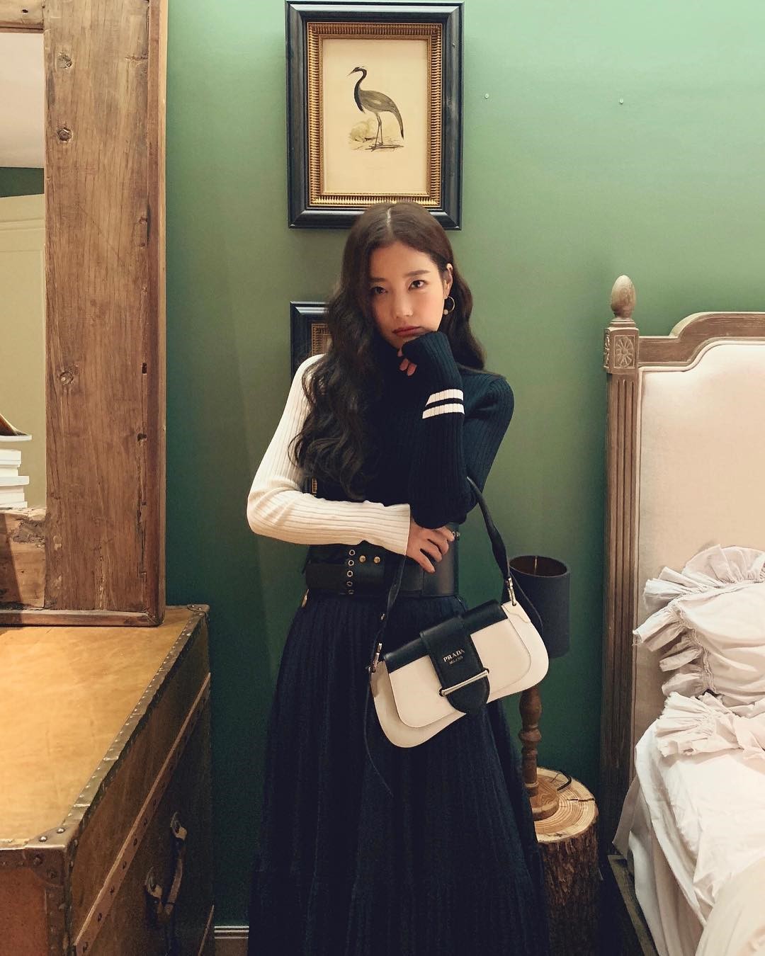 韩国小姐姐日常穿搭太有个性了！镂空长裙+黑夹克背心展现野性美