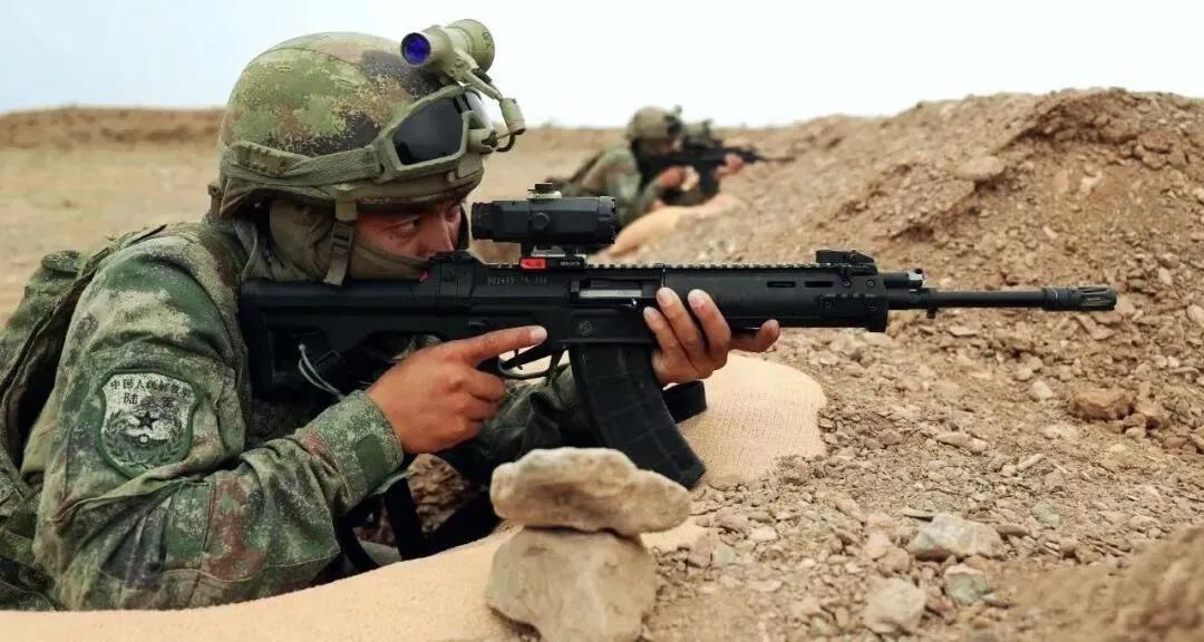 解放军先进武器帅照,解放军新步枪射击视频