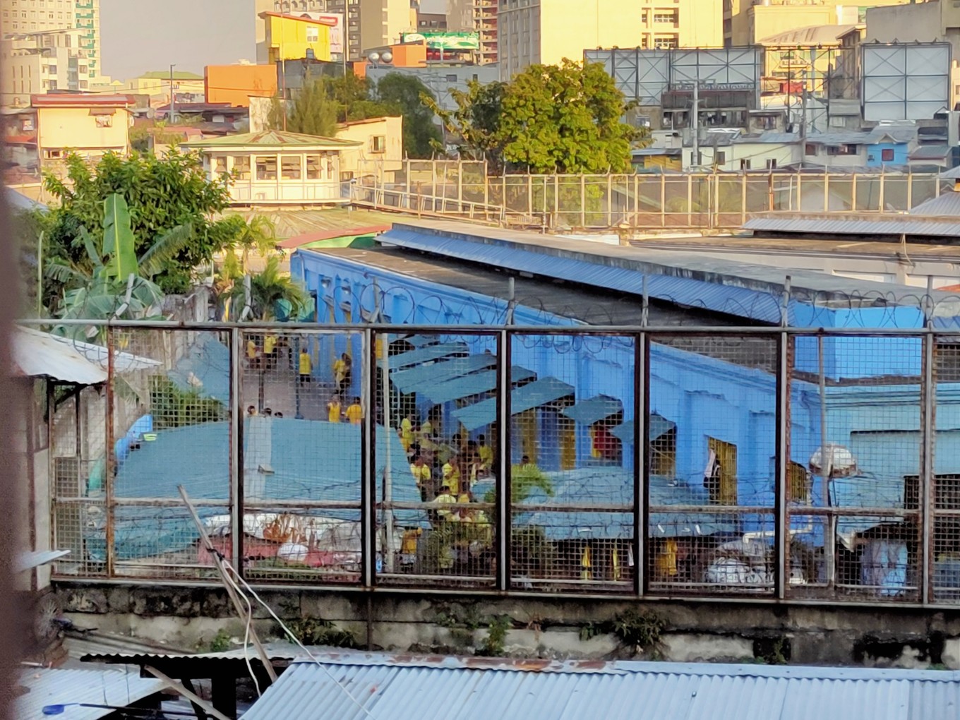 实弹射击or公墓拍大片？| 跟90后小伙儿在马尼拉“玩儿很野”