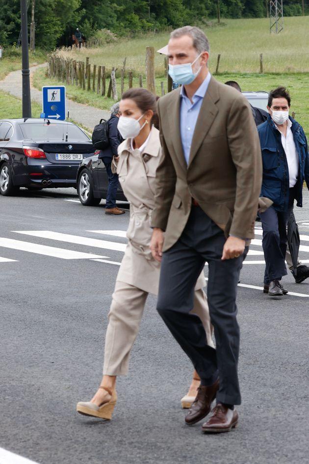 费莱夫妇重走来时路，莱后穿平底鞋健步如飞，搭配失策惨变五五分