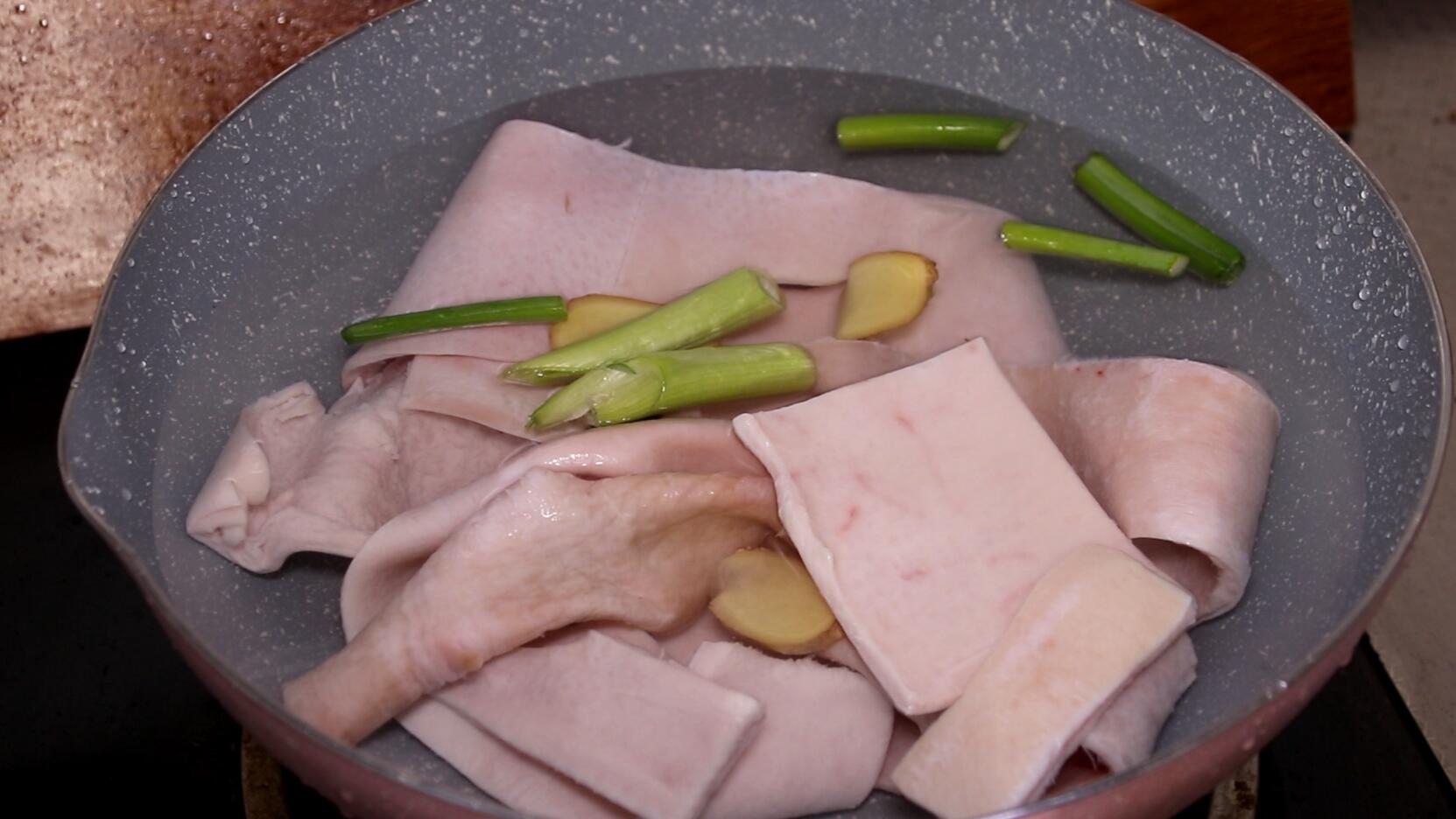 熬猪皮冻最后要收汁吗,熬猪皮冻开盖还是盖盖