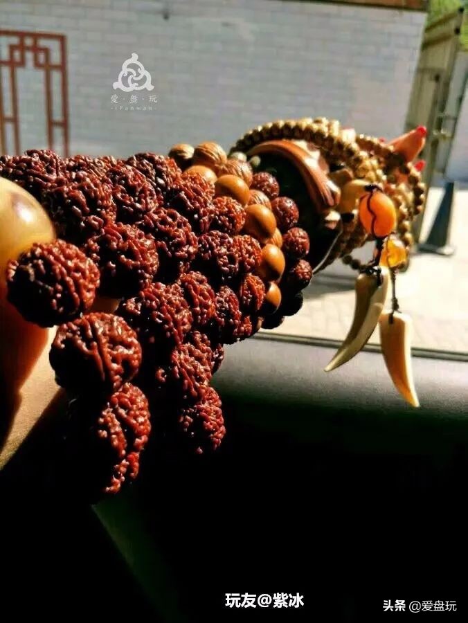 玩了五六百条手串,每天麒麟臂上班,这女子玩串牛气