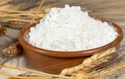 面粉怎么看高筋中筋和低筋,面粉筋度不同是怎样制作出来的