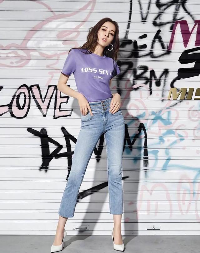 微胖女人穿T恤时,要记住“4不要”,不然显胖还显矮,很没气质