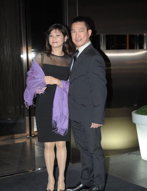 元彪携成家班惊喜现身为他庆生,元彪全家近照曝光