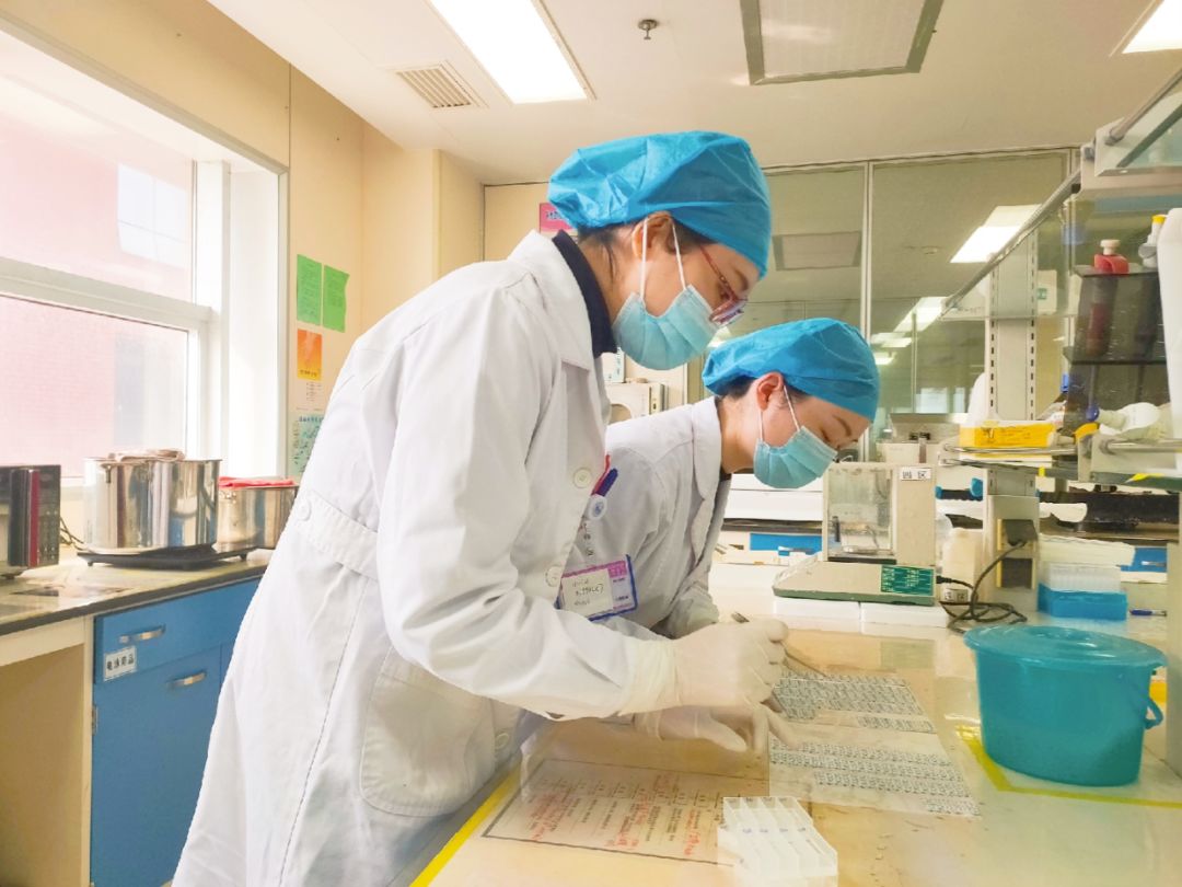 广西妇幼保健院治疗地贫,疫情无情人有情男婴突发疾病