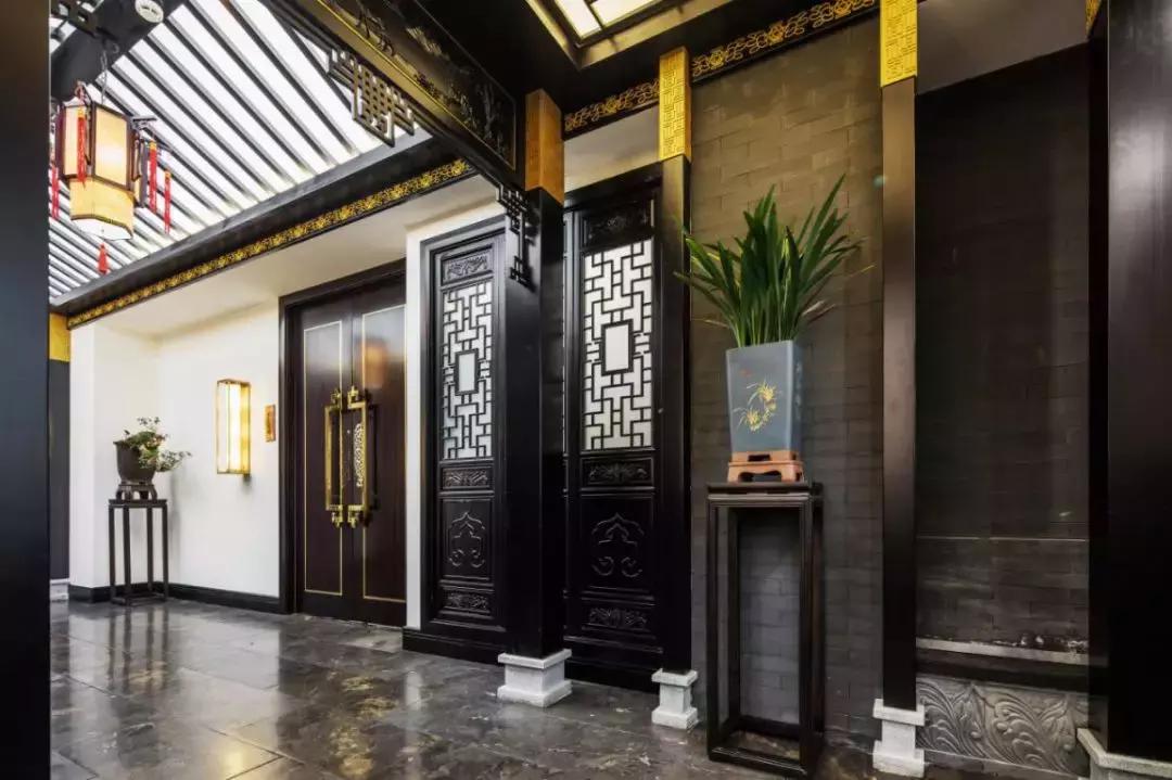 西安一“怪”店，没有散座，厅堂还悬了只大金龙