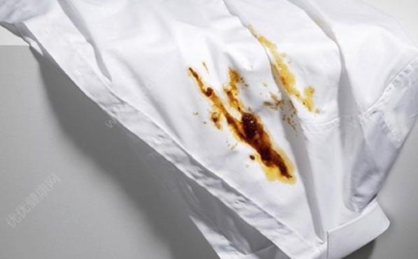 衣服上的油渍怎么洗才能彻底去除,衣服有油渍怎么清洗衣服